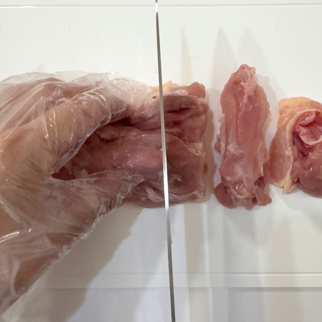  包丁が滑りにくい！鶏もも肉が驚くほどスッと切りやすくなる“ひと工夫”「ぐにゃんと動きづらい」 