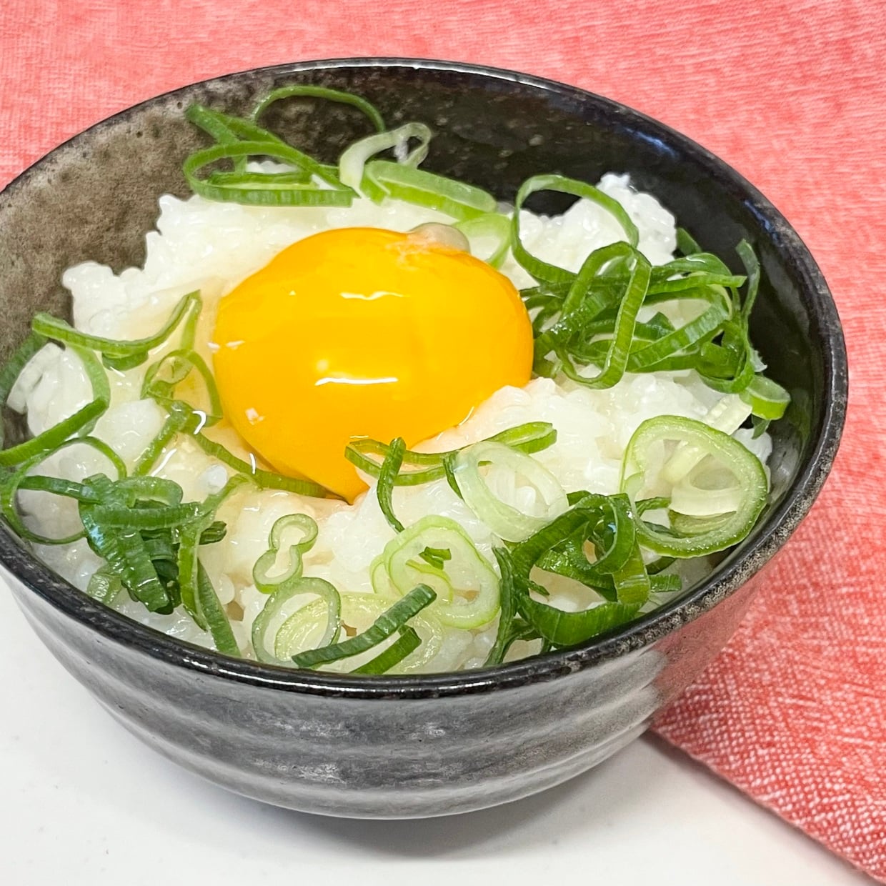  「小さじ1混ぜるだけ」いつもの卵かけご飯が一気に専門店の味に変わる調味料 