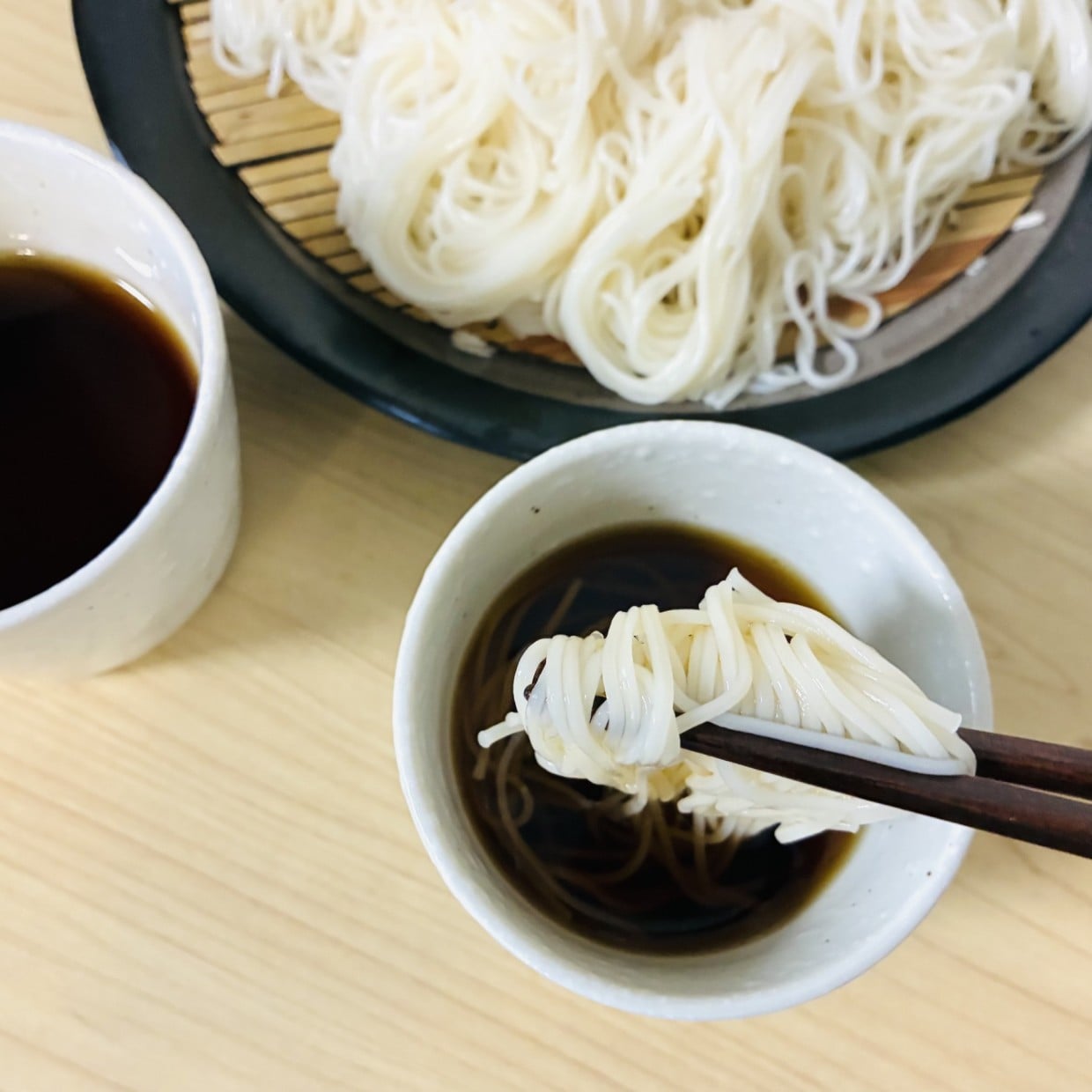  「水で割るよりすっきり感じる」“そうめん”のめんつゆに加えると香ばしくなる【意外なもの】 