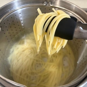 「たった1分加熱するだけ!?」余熱でパスタが茹で上がるワザ「光熱費も助かる」