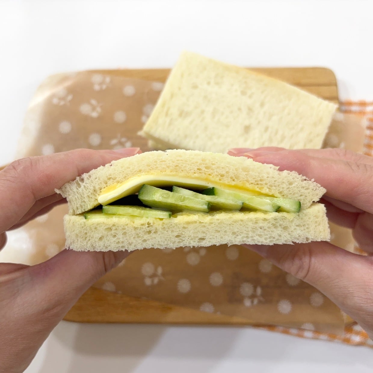  「小さじ1で別物」きゅうりチーズサンドの新定番はマヨネーズだけじゃなかった｜節約主婦が実践 