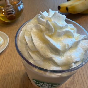 「ひと口で幸せ」「贅沢感すごい」バナナのフラペチーノも出ちゃいます！スタバ新作がご褒美時間をくれた