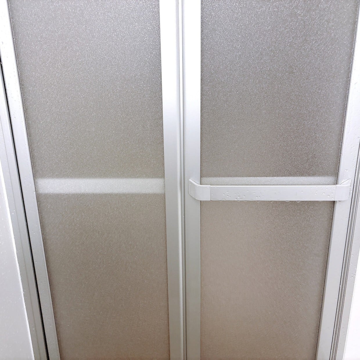 「掃除がラクになった」お風呂ドアの“ザラザラ凹凸”をキレイに保つ手間なし掃除法