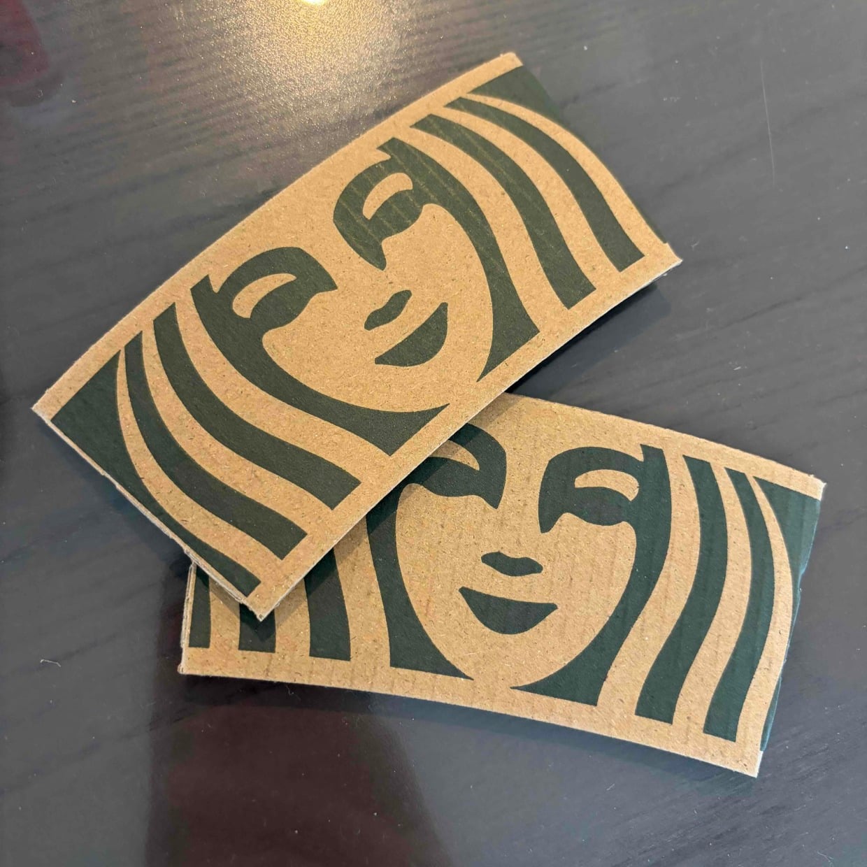 「もらって帰って正解」スタバのスリーブが"ちょい置き"に使える【まさかの2活用】