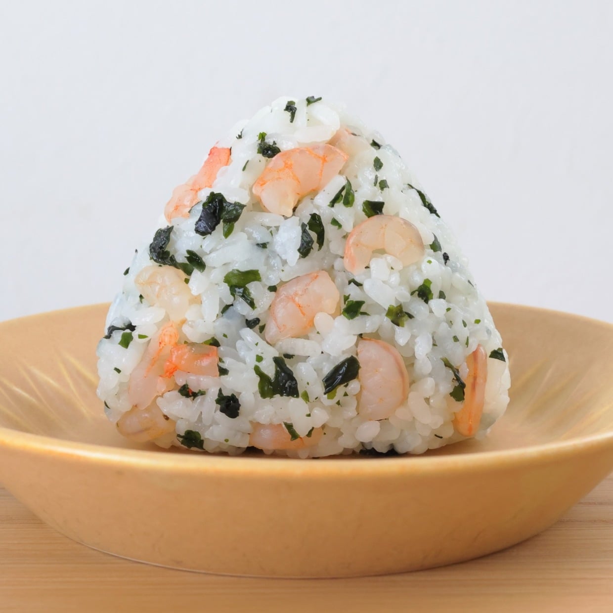  朝「わかめおにぎり」に混ぜるだけ。プリプリ食感で満足感が上がる高たんぱく食材｜おにぎり作家が解説 