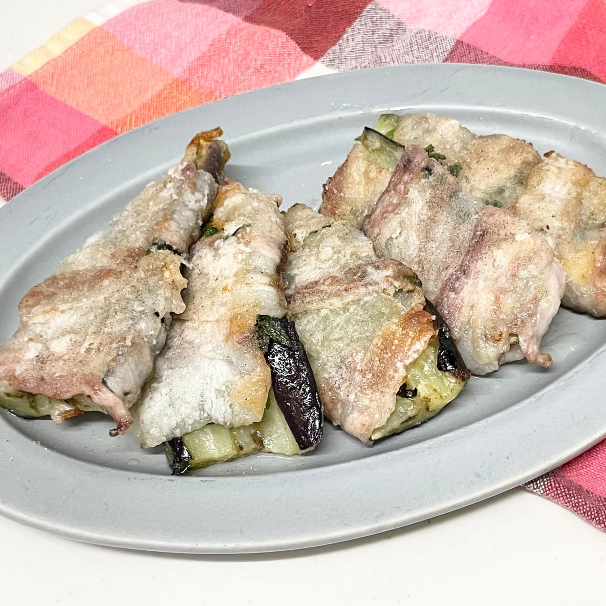  塩・こしょうはひとつまみ。大葉の香りで満足感アップ！夏に食べたい「さっぱり肉巻き」レシピ 