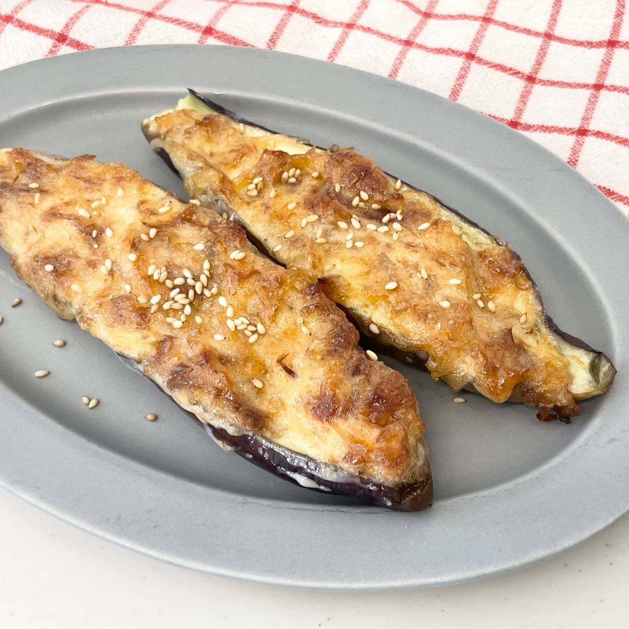  塩もしょうゆも使わない。「なすにのせて焼くだけ」自然な味わいで大満足の【おかかマヨ焼き】 