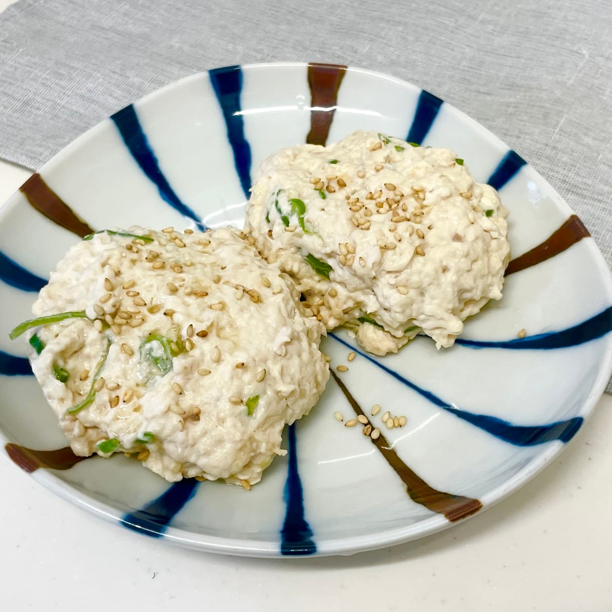  「塩を使わないのに十分おいしい！」「定番にしたい」しょうががふわっと香る【ふわふわ鶏つくね】の作り方 