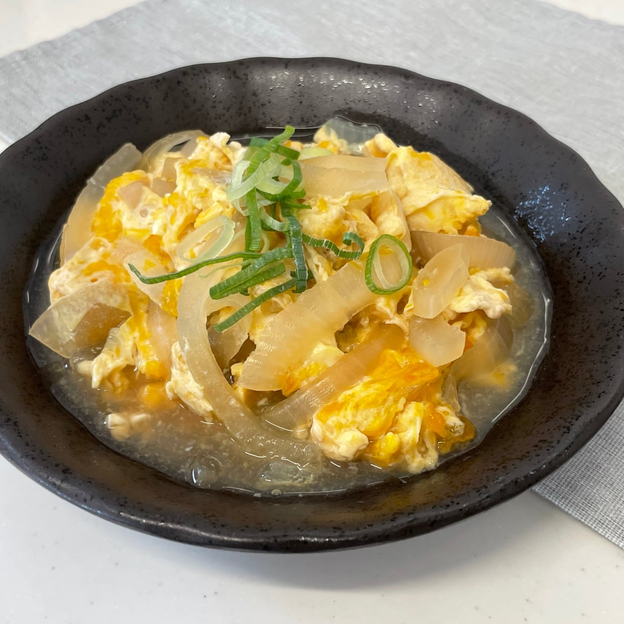  旬の「新玉ねぎ」を卵でとじるだけ。ご飯がすすむ一品「帰宅後10分で作れる」 