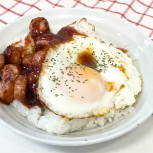 冷蔵庫にあるものでOK！10分で完成するウインナーロコモコ丼｜食育実践プランナーが教える