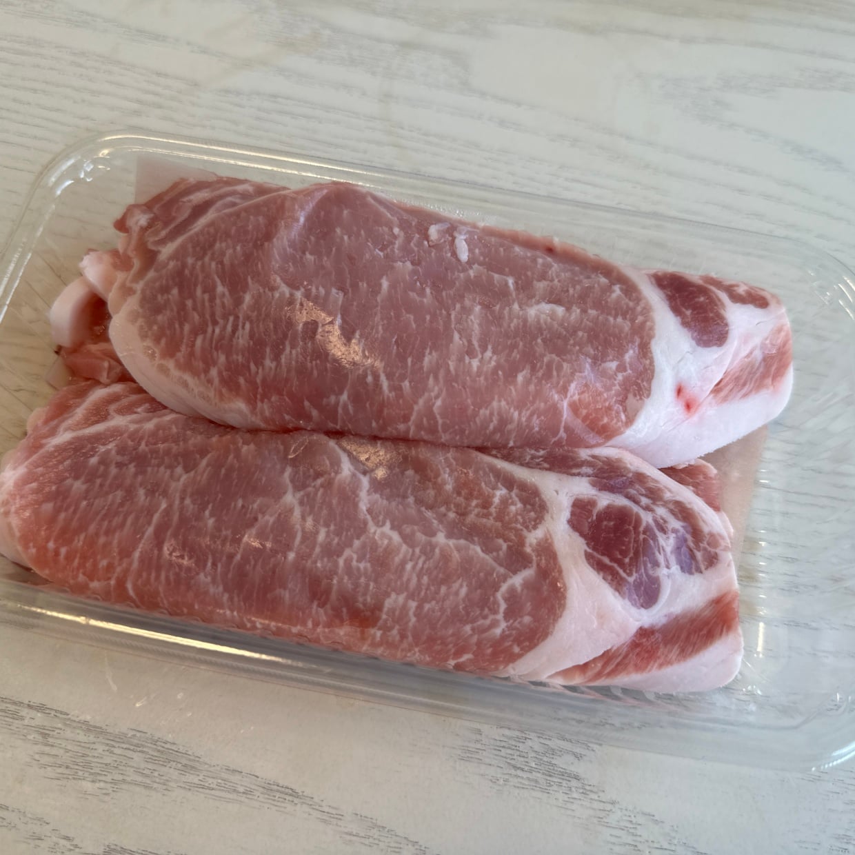  「冷凍肉がパサつく感じがする…」まとめ買いした冷凍肉の本来のジューシーさを保つ“意外なアイテム” 