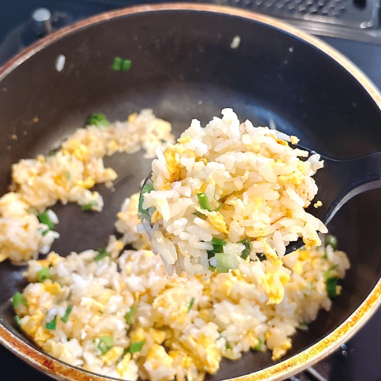  「醤油や中華風より好きかも」夏バテでも食べやすい“ほどよい酸味のさっぱりチャーハン” 