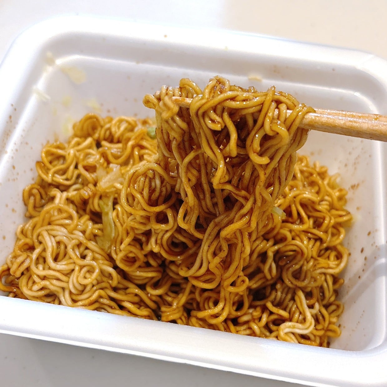  「食べる直前に小さじ1加えるだけ」風味がガラッと変わる"カップ焼きそば"の食欲倍増アレンジ 