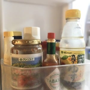 「もう開けるたびに倒れない」冷蔵庫ドアポケットの調味料を安定させる簡単ワザ「すぐできた」