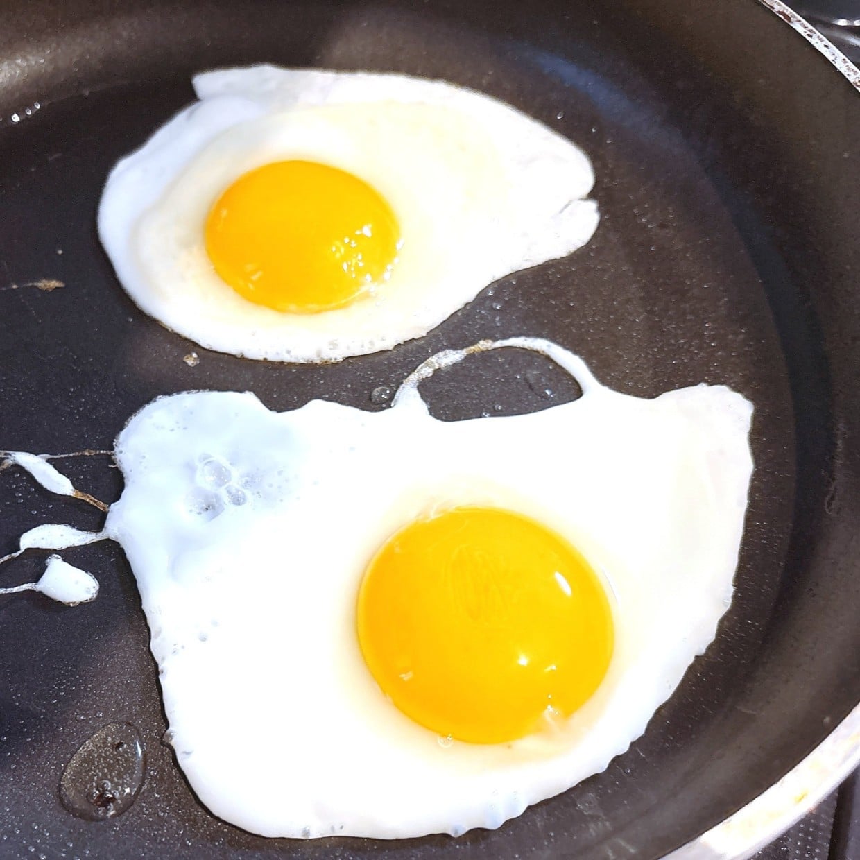  焼いたら"ちょっと"振りかけるだけ！目玉焼きに旨味が広がる【毎朝食べたくなるアレンジ】 