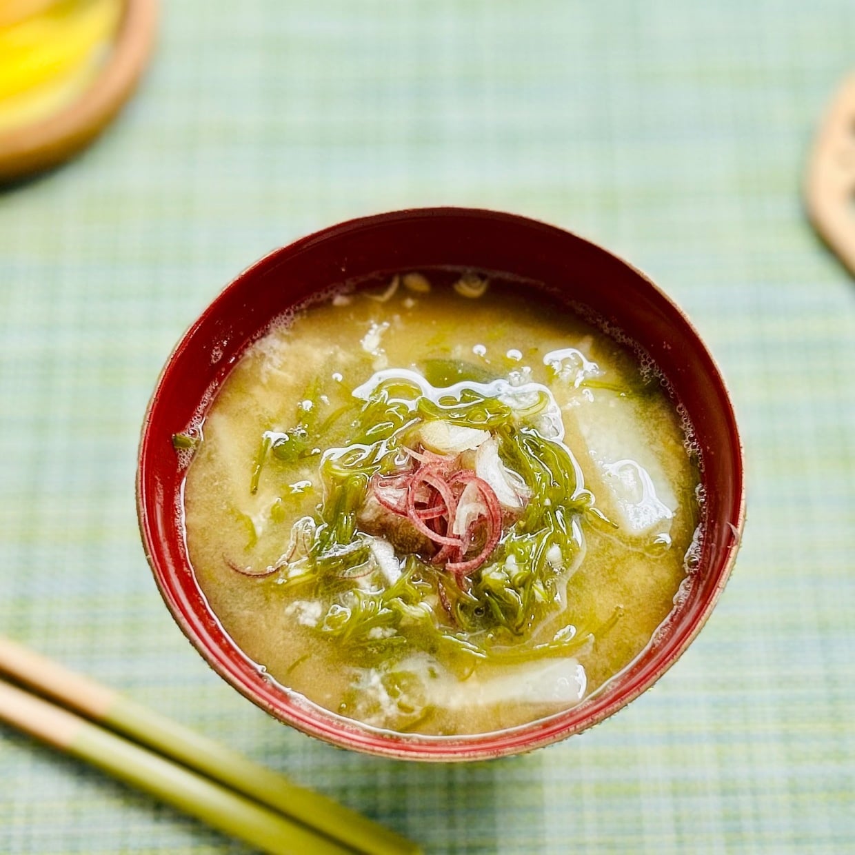  朝「みそ汁」に入れるだけ。梅雨時期に取り入れたい食物繊維がとれる海の食材｜自然食料理人に学ぶ 