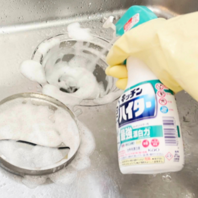  「シュッとする前に3つ確認して」排水口まわりの「キッチン泡ハイター」の“NGな使い方” 