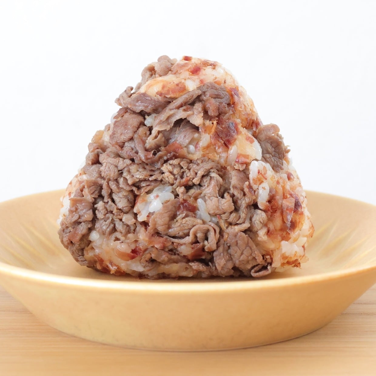  朝「おにぎり」に入れるだけ。“満足感が上がる2つの食材”「贅沢な味わい」【おにぎり作家が解説】 