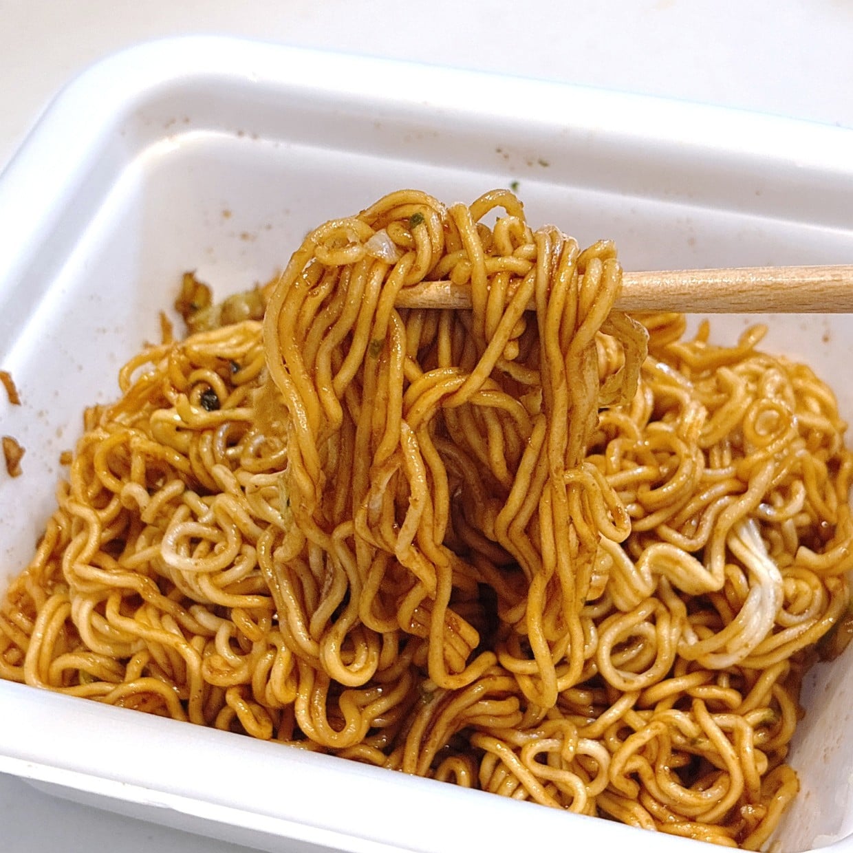  「知ったら戻れないかも」見た目は変わらないのに刺激的な味になる“カップ焼きそばアレンジ” 