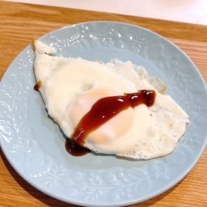 「ソースでも醤油でもない」黄身と絡めて食べると絶品“コクうま目玉焼き”
