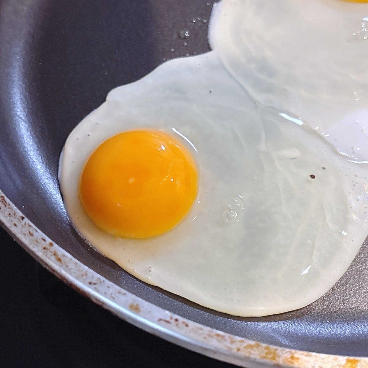  「今後の定番になっちゃいそう」“辛みとザクザク食感”がクセになる目玉焼きアレンジ 