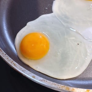 「今後の定番になっちゃいそう」“辛みとザクザク食感”がクセになる目玉焼きアレンジ