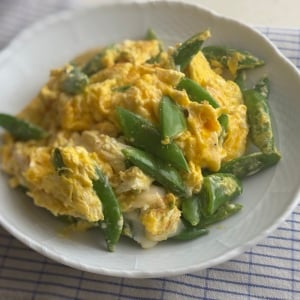 旬の「スナップエンドウ」と卵を炒めるだけ。初夏に食べたい簡単おかず｜時短料理家に学ぶ