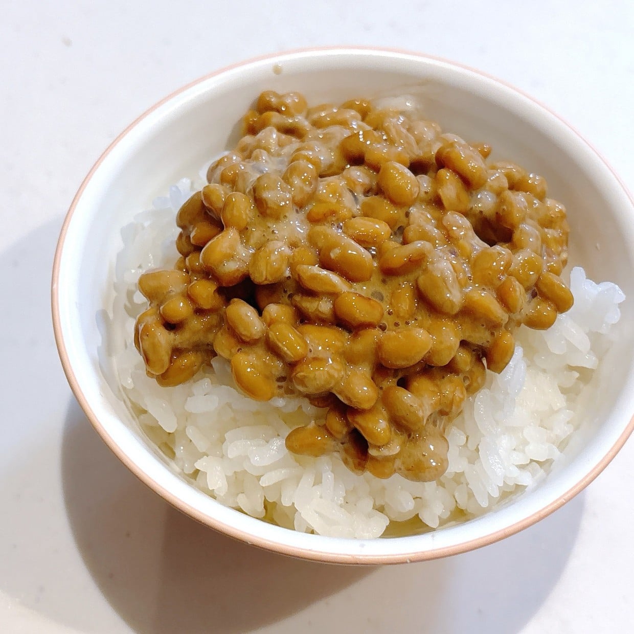  「付属のたれだけじゃもったいない」納豆ごはんがさわやかになる“緑の和の食材” 