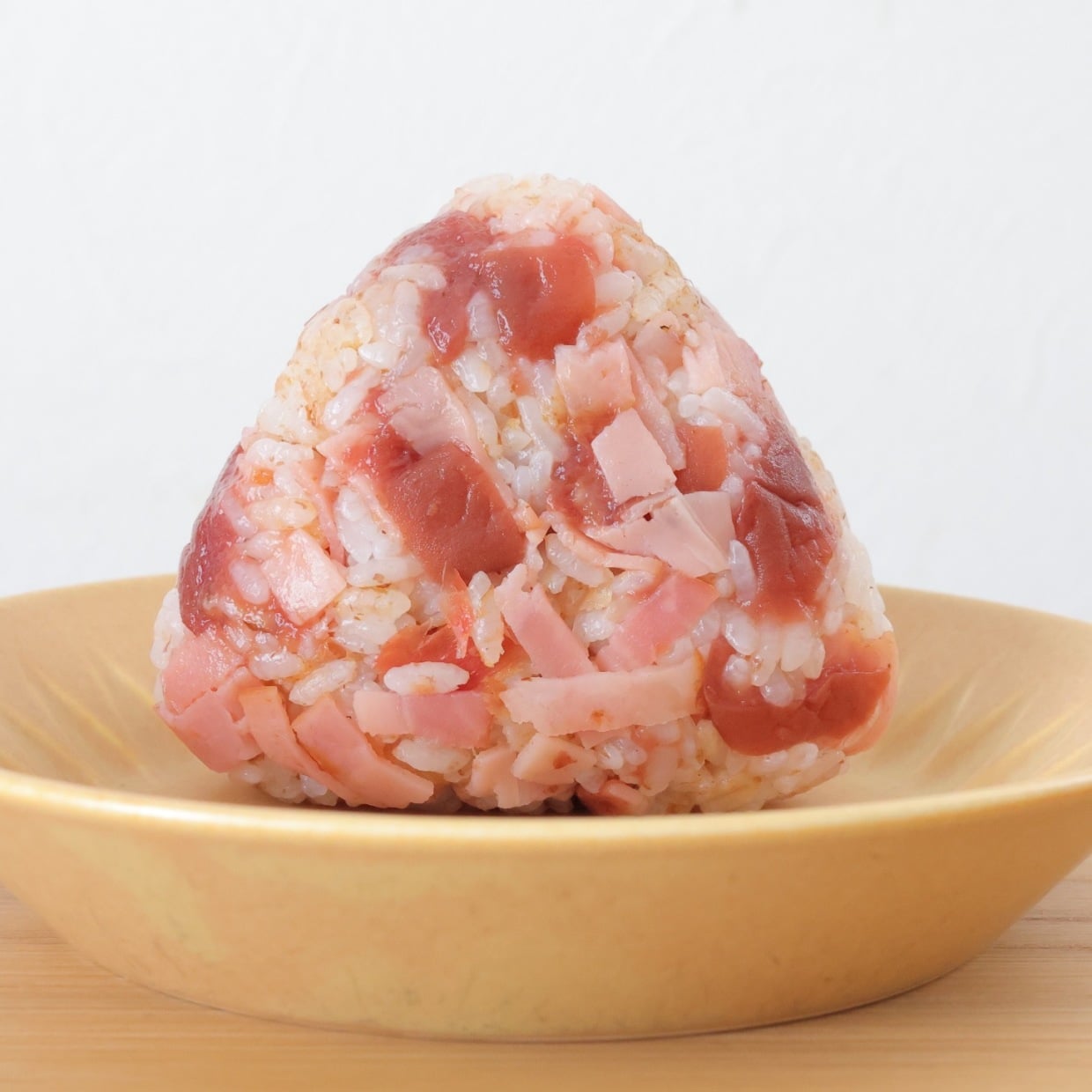  朝「梅おにぎり」に加えるだけ。満足感が上がる2つの食材「子どももよろこぶ」｜おにぎり作家が解説 