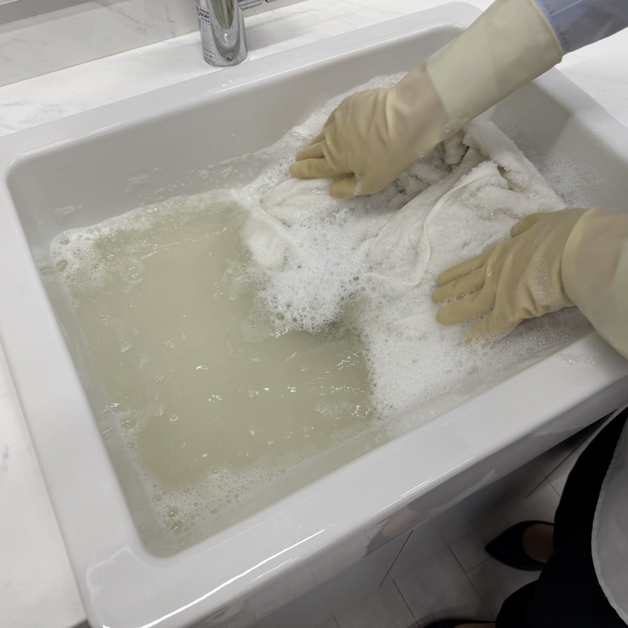  1回で変わる！「タオルの生乾き臭」を引き起こす蓄積汚れのリセット法｜洗濯研究家解説 