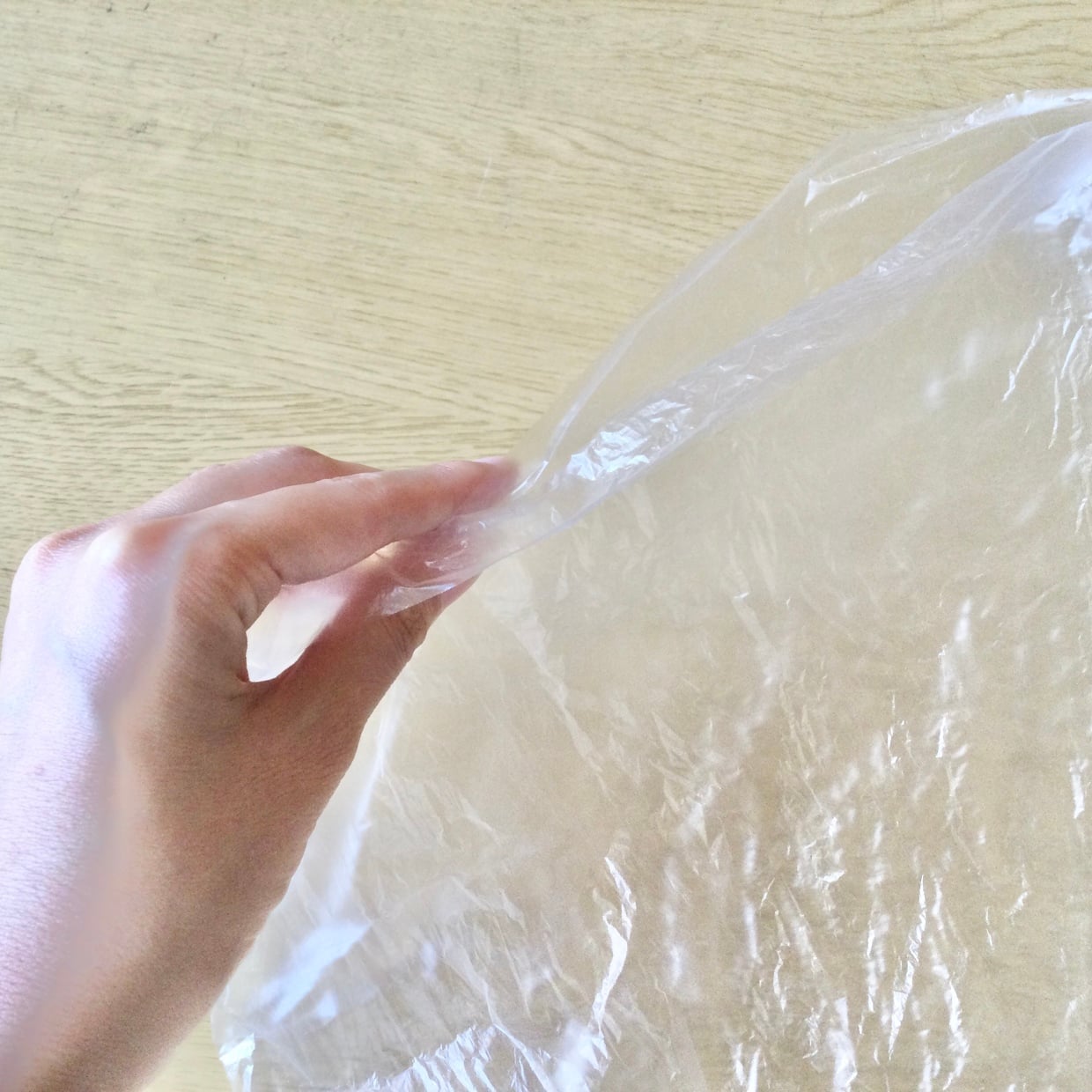  "スーパーのポリ袋"がみるみる開くようになる！道具不要で試せる簡単な方法2選 