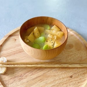 【15分で栄養底上げ】旬のそら豆と焼き油揚げで作る、朝のタイパ満点みそ汁｜発酵食品マイスターが実践