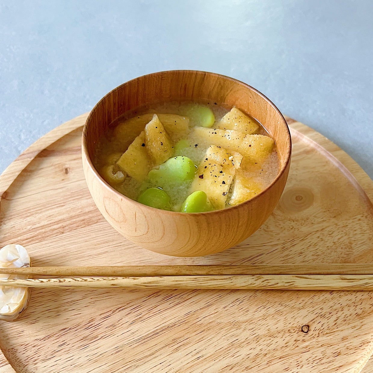  【15分で栄養底上げ】旬のそら豆と焼き油揚げで作る、朝のタイパ満点みそ汁｜発酵食品マイスターが実践 