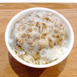 究極の“ふわとろ”をご堪能あれ。「納豆ご飯」を新食感に変える“意外な調味料”