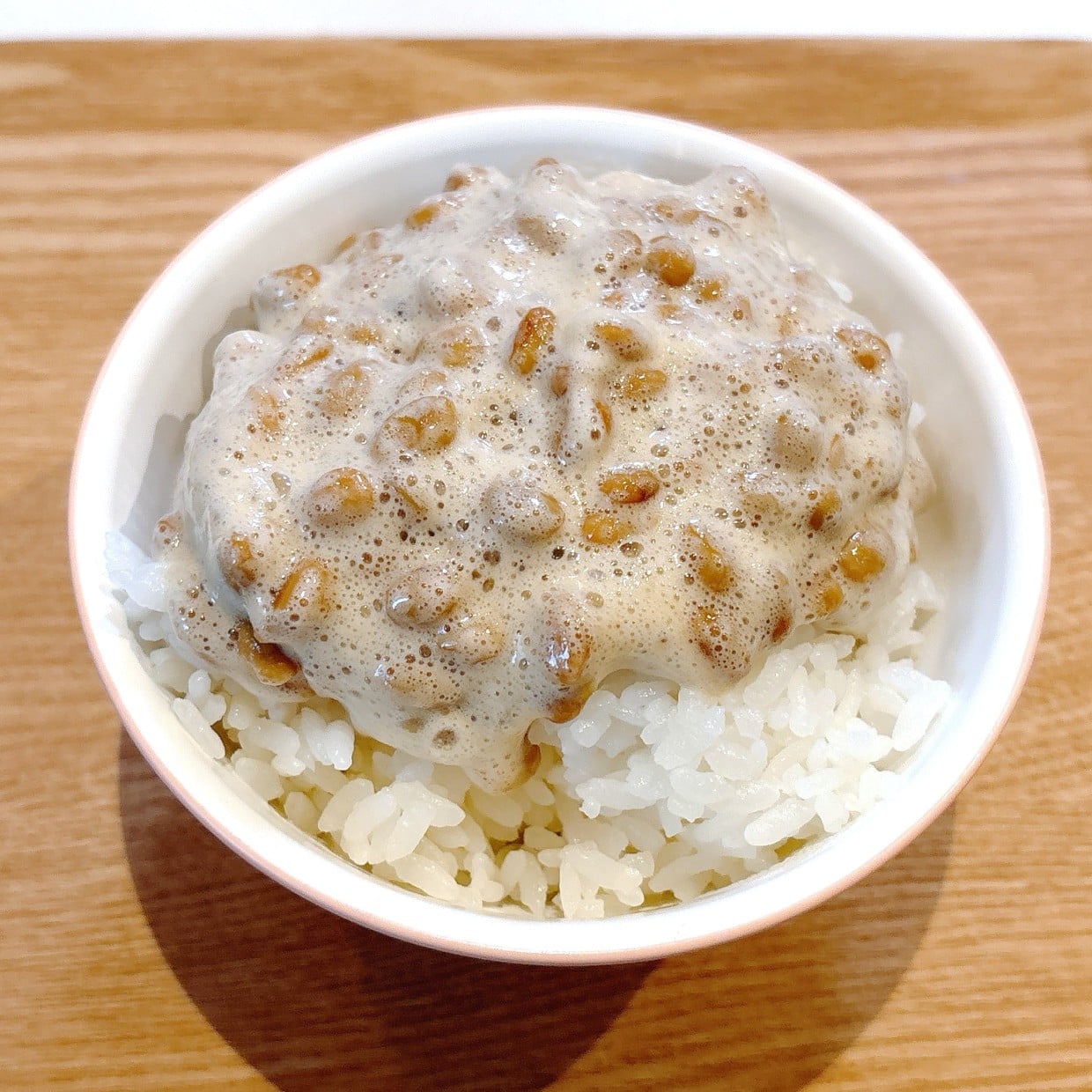  究極の“ふわとろ”をご堪能あれ。「納豆ご飯」を新食感に変える“意外な調味料” 