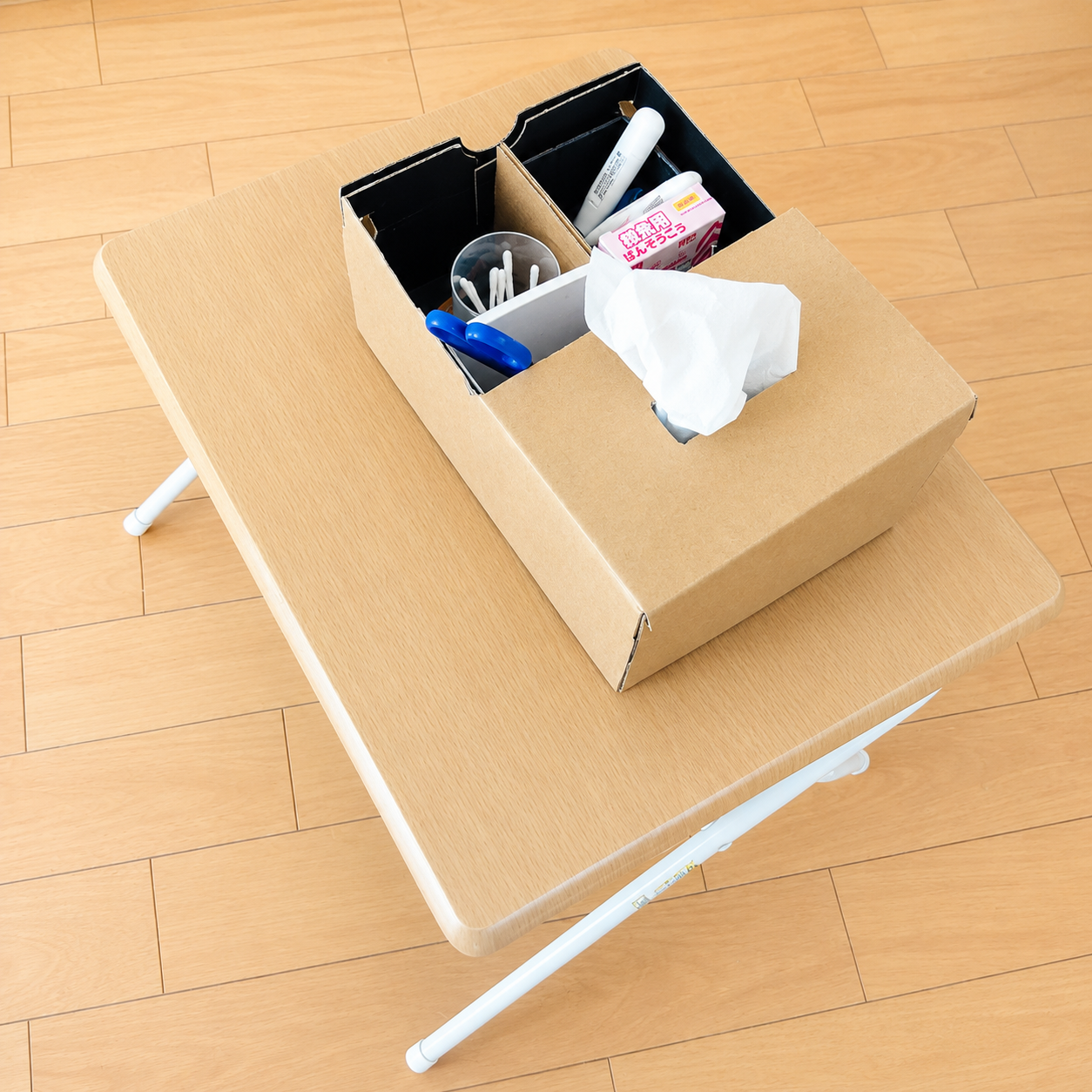 袋入りティッシュや小物を入れた靴の空き箱