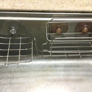 「スポンジ以外に使えるの!?」壁に貼るだけのスポンジホルダー活用法「感動した」