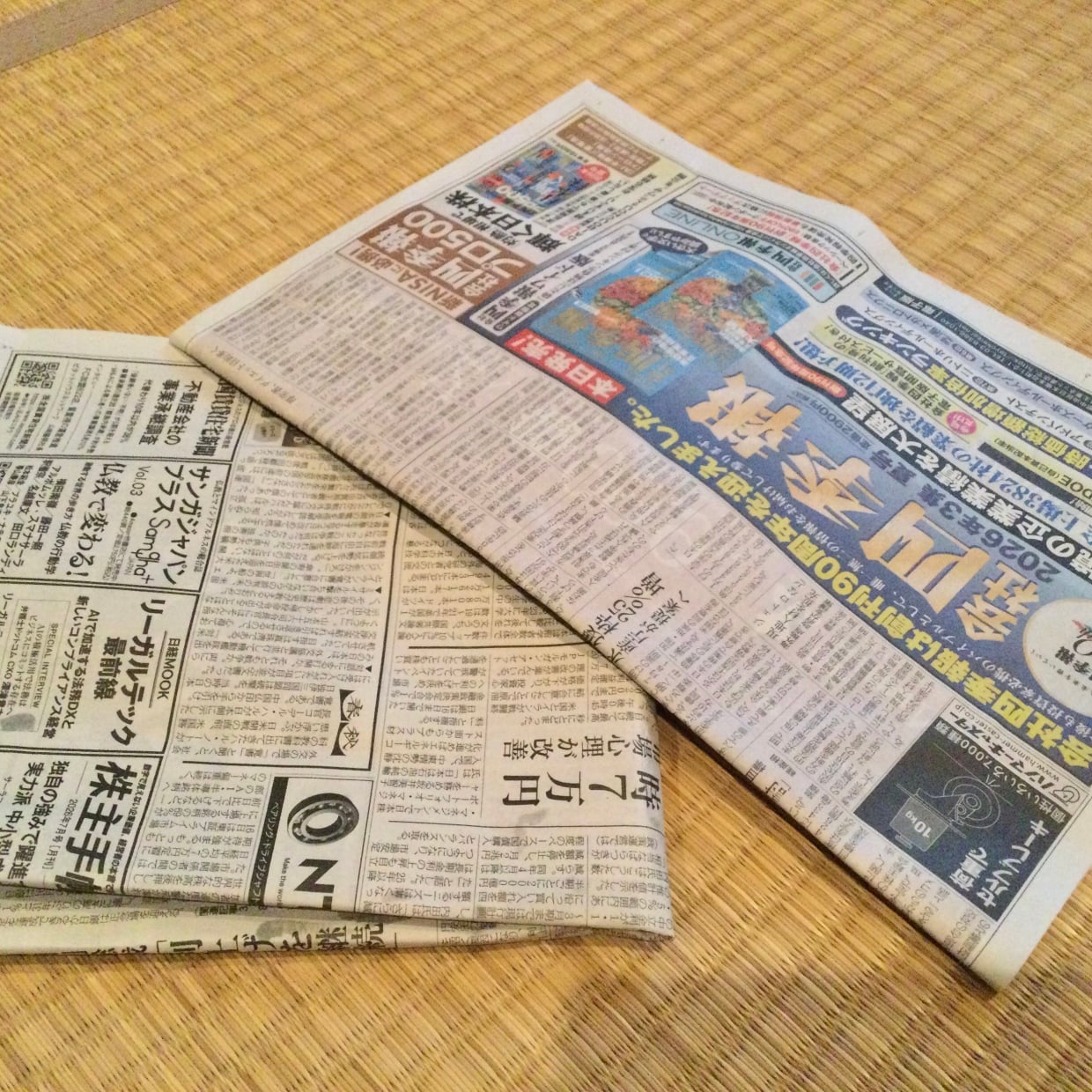 「えっ敷くだけ？」「数秒で終わる」梅雨の部屋干し悩みを解消する“新聞紙の裏ワザ” 