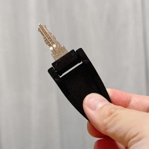 鍵の抜き差しが固い。"意外な文房具"1本でできる鍵のメンテナンス｜掃除のプロ解説