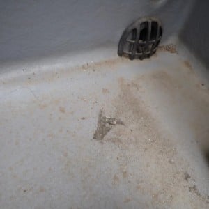汚れが"てんこ盛り"でも15分でOK。ベランダをスッキリさせる簡単掃除術｜掃除のプロ解説