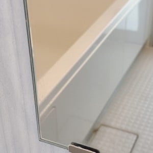 くもった浴室鏡がよみがえる。"やさしくこするだけ"のお手入れ術「ピカピカ」｜掃除のプロ解説