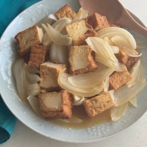 旬の「新玉ねぎ」と厚揚げを煮るだけ。暑い日に食べたいさっぱりレシピ｜時短料理家に学ぶ