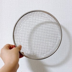 買う前から「使い勝手がいい」と分かってた。【ダイソー】山盛りポテトもこぼれない「油切りアイテム」