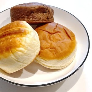 実は“食料品”も狙い目。節約主婦が安い・おいしい・長持ちの「ダイソーパン」3種を食べ比べ