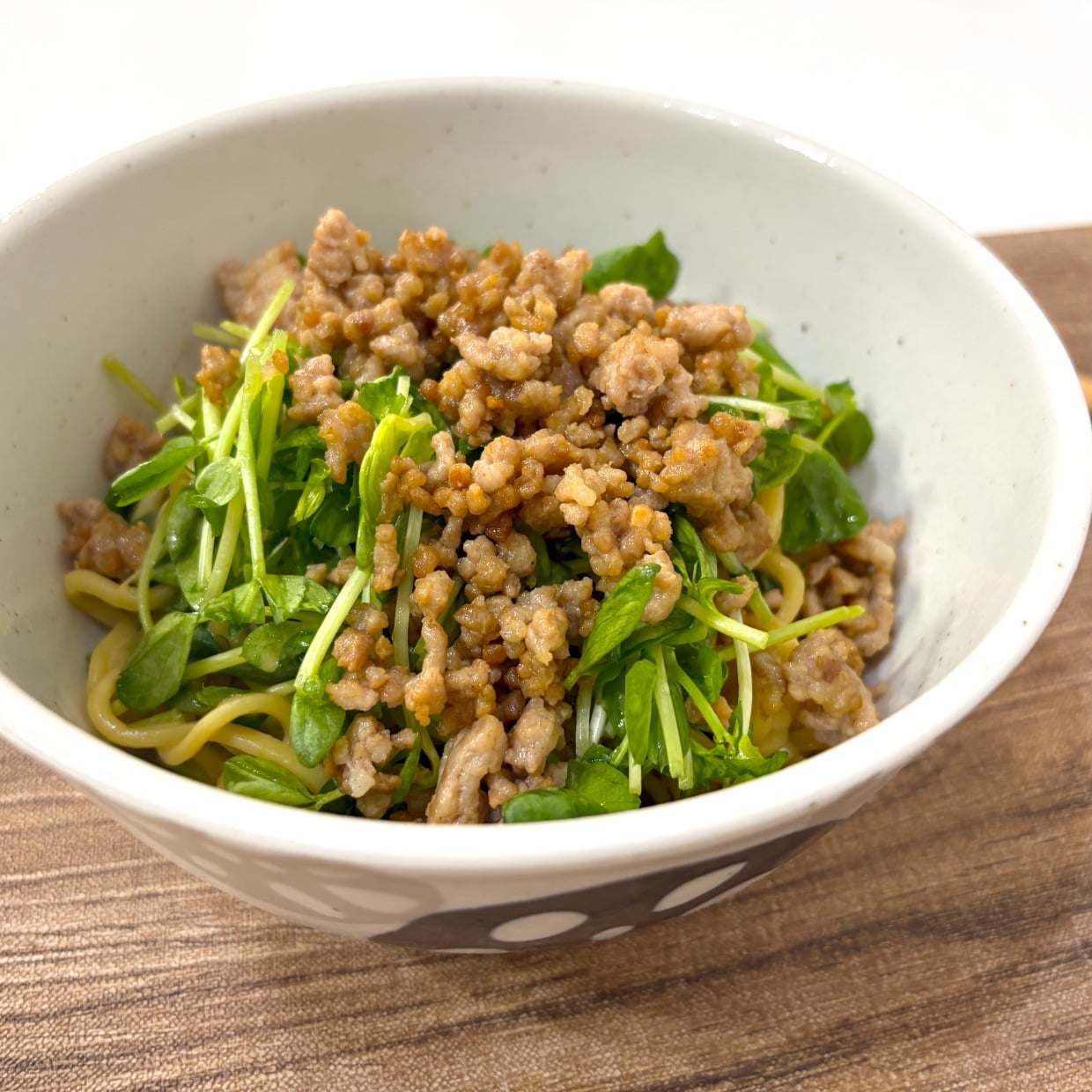  余熱でOK！手軽に栄養と彩りをプラスできる「豆苗」が主役の“汁なし担々めん”レシピ 