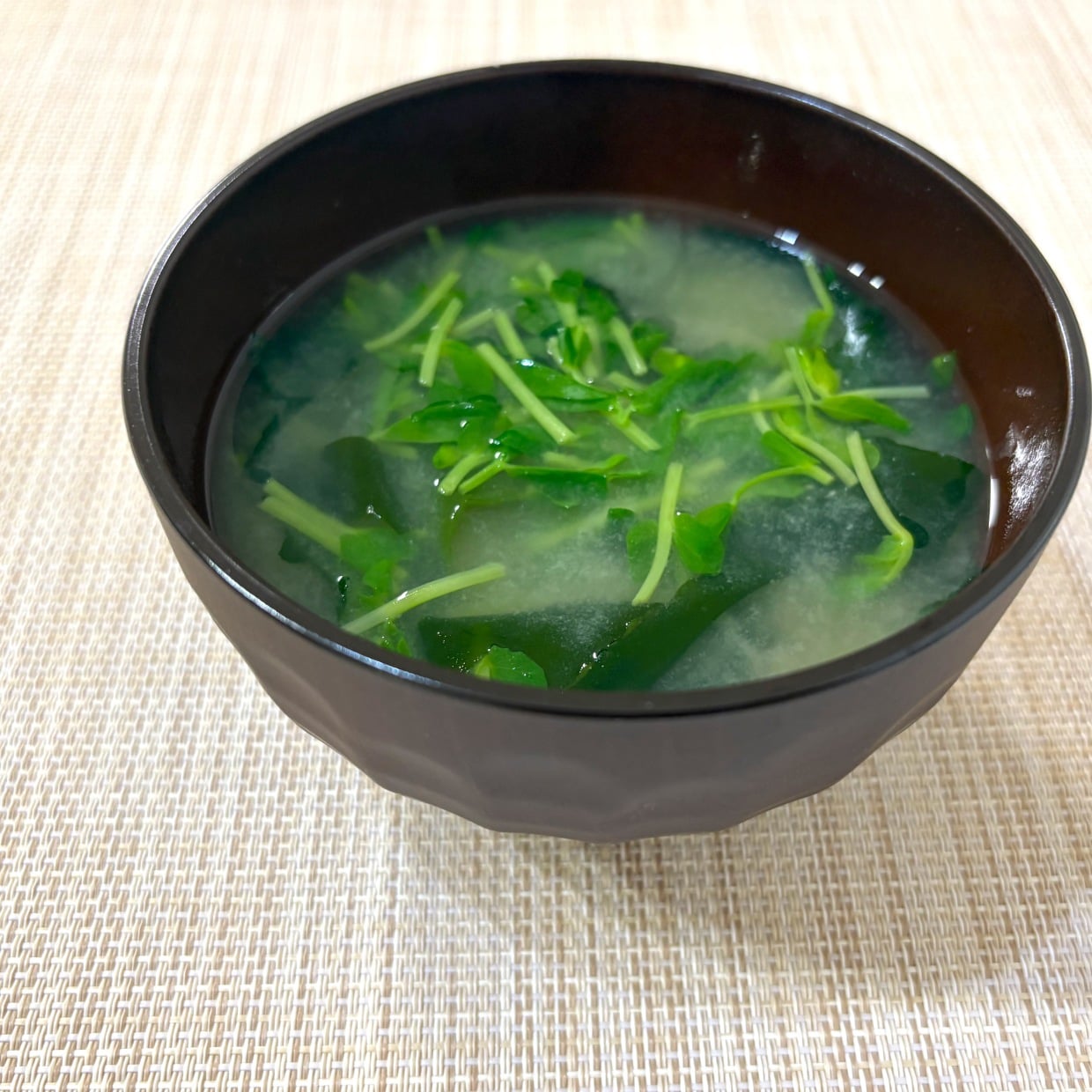  "豆苗"を切ってみそ汁に入れるだけで栄養アップ！「加熱不要」「即席でいい」｜豆苗メーカー直伝 
