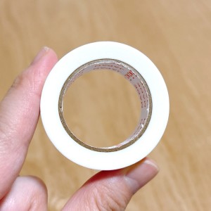 【ダイソー】家中で使える！貼るだけ"カビ対策テープ"が梅雨に大活躍｜掃除のプロ解説
