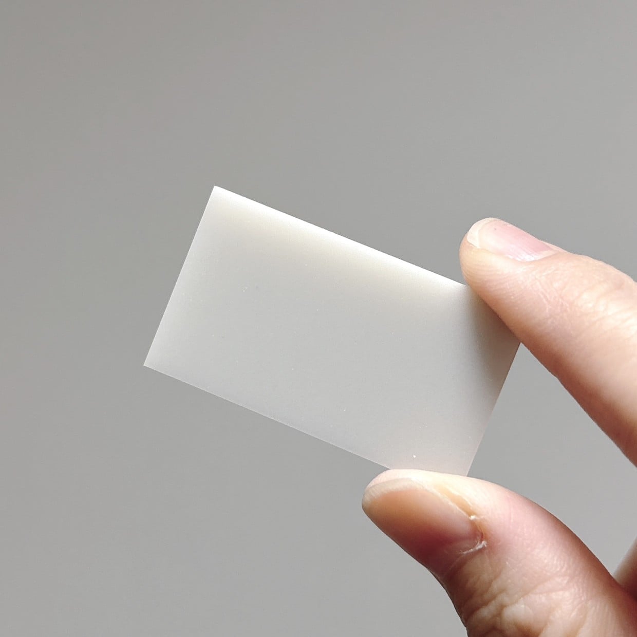  掃除のプロも絶賛【ダイソー】壁や床の黒ずみが“こするだけ”で落ちる「お手軽掃除アイテム」 