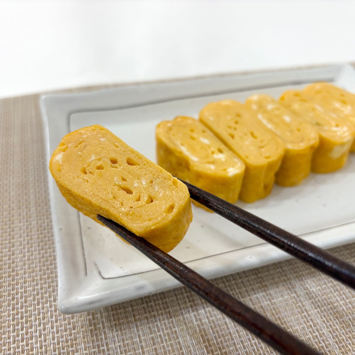  焼き方は同じで「小さじ1入れるだけ」いつもの"卵焼き"がだしの効いた本格的な味になるおいしい食べ方 