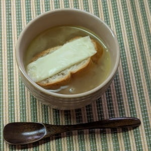 玉ねぎは冷凍がおすすめ！飴色玉ねぎが時短で作れるオニオングラタンスープ